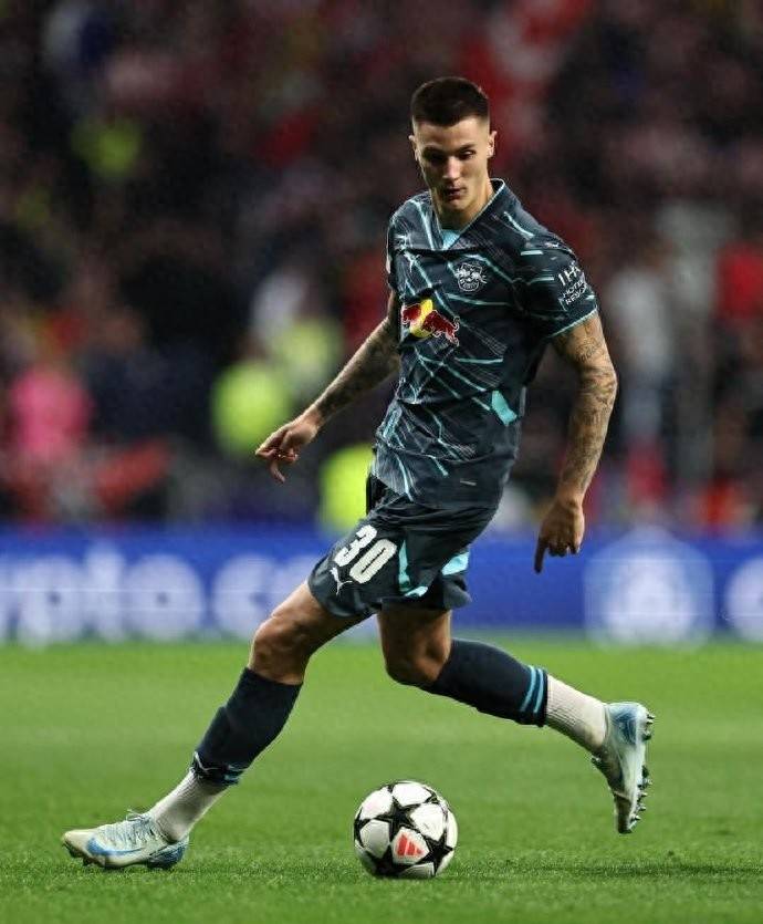 纽卡升级报价，9000万狂砸曼联猎物：22岁莱比锡射手面临抉择